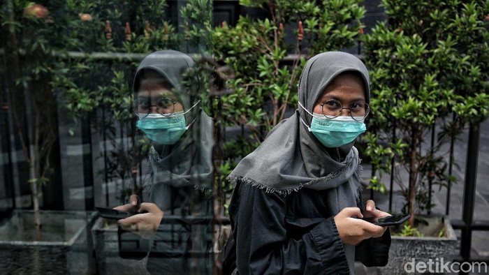 PPKM DKI Jakarta kembali ke level 1. Warga pun diingatkan untuk menjaga protokol kesehatan.