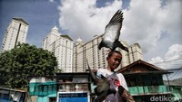 Seorang anak beraktivitas tanpa memakai masker.