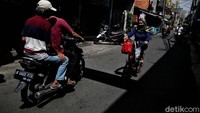 Sejumlah warga beraktivitas di kawasan Serdang, Kemayoran, Jakarta Pusat, Senin (13/12).