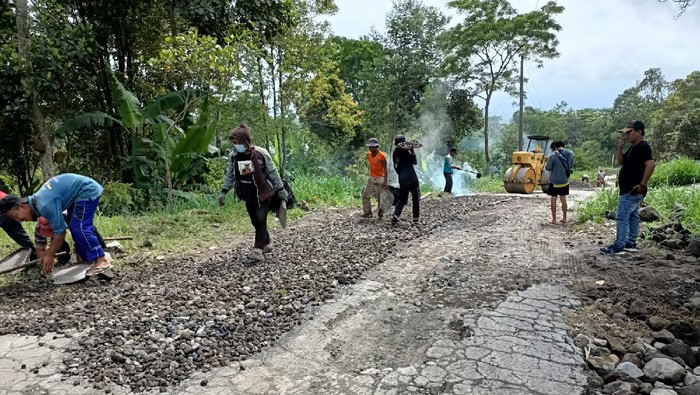 Jalur evakuasi Merapi ruas Deles- Kaliwuluh, Desa Sidorejo, Kecamatan Kemalang direhab swadaya masyarakat, Rabu (15/12/2021).