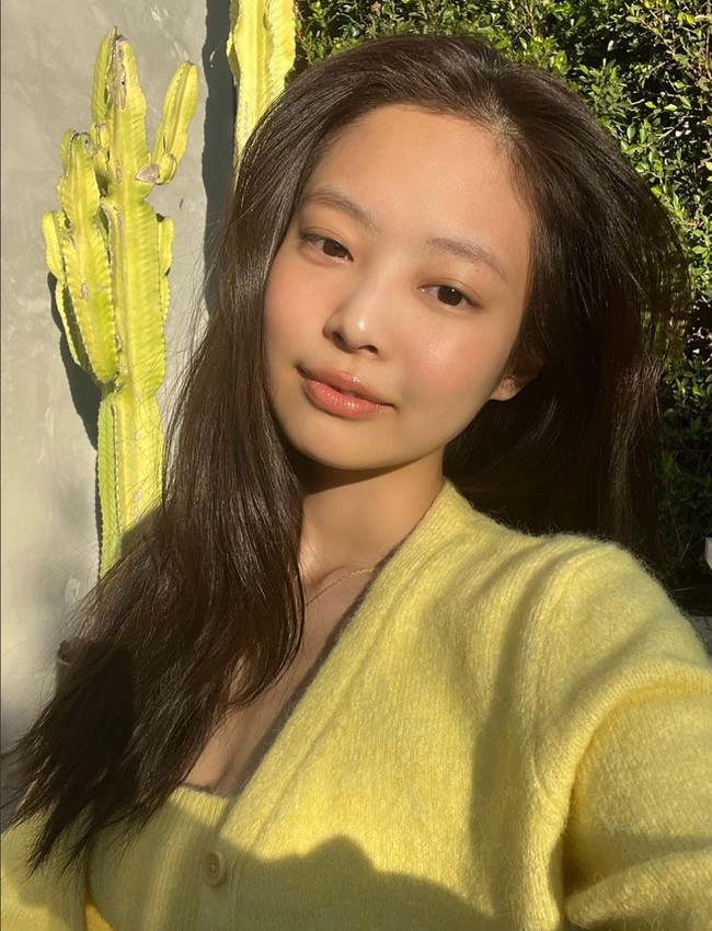 Jennie BLACKPINK termasuk salah satu artis K-Pop yang berani menampilkan wajah tanpa makeup di ranah publik. Ia pun tampak nyaman tampil tidak memakai riasan. Foto: Instagram/@jennierubyjane