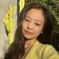 Jennie BLACKPINK termasuk salah satu artis K-Pop yang berani menampilkan wajah tanpa makeup di ranah publik. Ia pun tampak nyaman tampil tidak memakai riasan. Foto: Instagram/@jennierubyjane