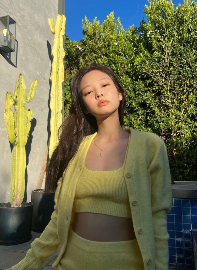 Jennie BLACKPINK juga melakukan perawatan kulit dari dalam. Wanita yang pernah tinggal di New Zealand ini rajin minum sup kolagen ayam dan jus detoks dari buah dan sayuran. Foto: Instagram/@jennierubyjane