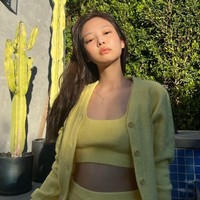 Jennie BLACKPINK juga melakukan perawatan kulit dari dalam. Wanita yang pernah tinggal di New Zealand ini rajin minum sup kolagen ayam dan jus detoks dari buah dan sayuran. Foto: Instagram/@jennierubyjane