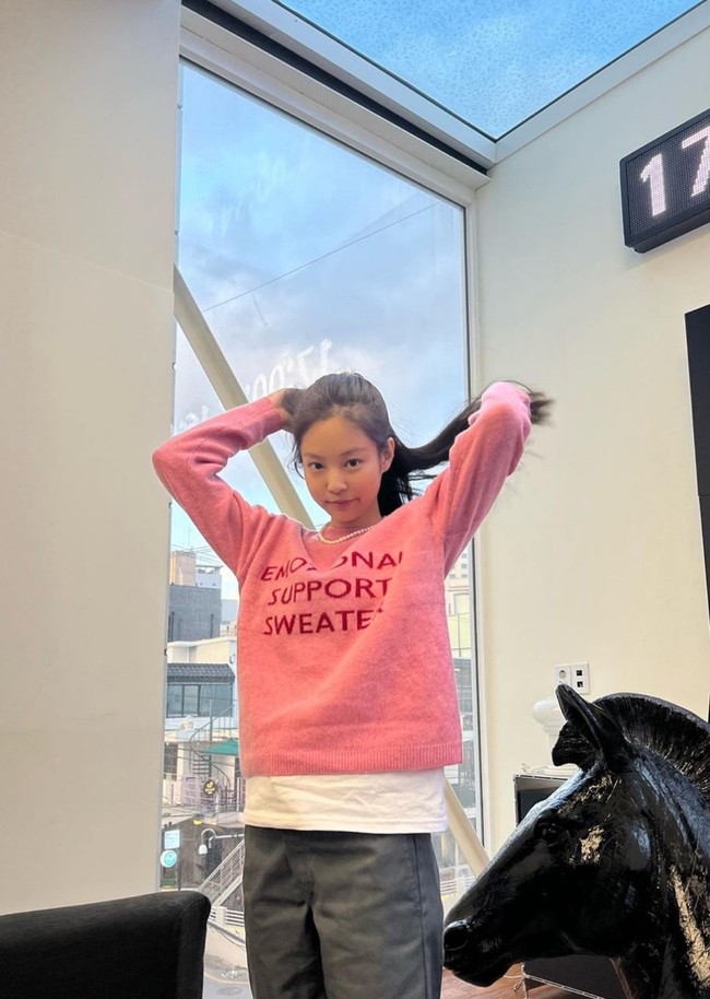 Cukup minum air putih pun menjadi salah satu cara Jennie menjaga kecantikan kulitnya. Foto: Instagram/@jennierubyjane