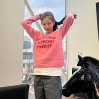 Cukup minum air putih pun menjadi salah satu cara Jennie menjaga kecantikan kulitnya. Foto: Instagram/@jennierubyjane