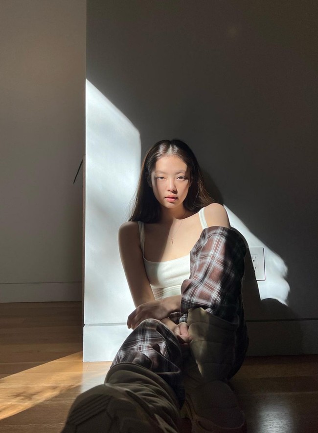 Terakhir, ia menghindari konsumsi terlalu banyak garam karena bisa mengakibatkan penumpukan cairan dan membuat tubuh terlihat bengkak serta lebih gemuk. Foto: Instagram/@jennierubyjane