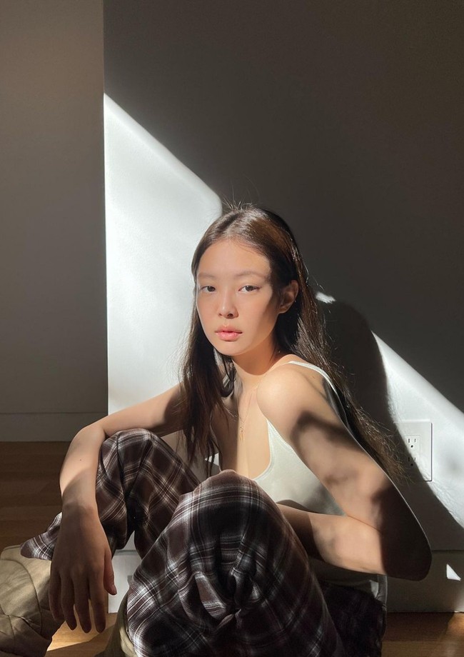 Wanita berusia 25 tahun ini punya rahasia kecantikan yang membuat kulitnya tampak awet muda. Salah satunya memakai masker perawatan wajah dua kali sehari. Foto: Instagram/@jennierubyjane