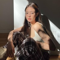 Wanita berusia 25 tahun ini punya rahasia kecantikan yang membuat kulitnya tampak awet muda. Salah satunya memakai masker perawatan wajah dua kali sehari. Foto: Instagram/@jennierubyjane