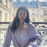 Pelantun lagu ‘Solo’ ini juga rutin melakukan double cleansing, yakni membersihkan wajah dalam dua tahap. Ia selalu memastikan wajahnya bersih sempurna sebelum pergi tidur. Foto: Instagram/@jennierubyjane