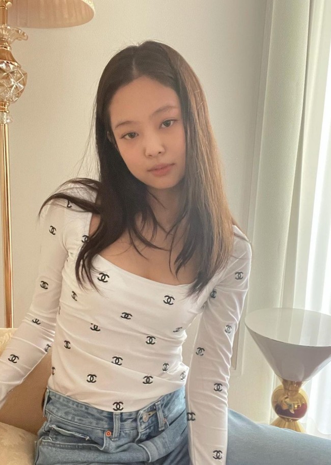 Tidak memakai makeup membuat kecantikan alami wanita bernama asli Jennie Kim ini makin terpancar. Foto: Instagram/@jennierubyjane