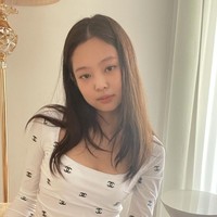 Tidak memakai makeup membuat kecantikan alami wanita bernama asli Jennie Kim ini makin terpancar. Foto: Instagram/@jennierubyjane