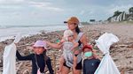 Patut Dicontoh! 7 Potret Jennifer Bachdim Bersihkan Pantai Bali Bareng Anak
