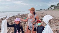 Jennifer Bachdim beberapa waktu lalu menyempatkan pergi ke pantai di Canggu, Bali dengan anak-anaknya. Foto: Instagram Jennifer Bachdim