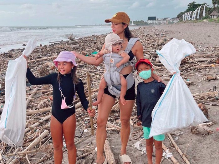 Jennifer Bachdim ajarkan anak bersih-bersih pantai.