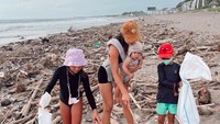 Saat sampai di sana, Jennifer dan anak-anaknya sedih melihat kondisi pantai yang banyak sampah. Foto: Instagram Jennifer Bachdim