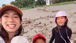 Patut Dicontoh! 7 Potret Jennifer Bachdim Bersihkan Pantai Bali Bareng Anak