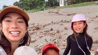 Ia pun bersama anak-anaknya membersihkan sampah tersebut. Foto: Instagram Jennifer Bachdim