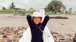 Patut Dicontoh! 7 Potret Jennifer Bachdim Bersihkan Pantai Bali Bareng Anak