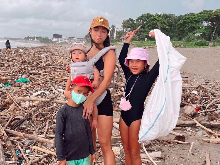 Patut Dicontoh! 7 Potret Jennifer Bachdim Bersihkan Pantai Bali Bareng Anak