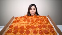 YouTube Jessica Jane banyak berisikan challenge makanan. Seperti mukbang makanan berukuran jumbo. Salah satunya pizza pepperoni ini. Foto: Instagram @jessicajane99