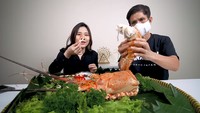 Jessica ditemani oleh ayahnya juga pernah menikmati lobster jumbo yang dibanderol harga Rp 2 jutaan. Foto: Instagram @jessicajane99
