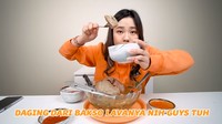 Bakso lava berisikan sambal dan cabe rawit yang berukuran jumbo juga tak ketinggalan dicicipi oleh Jessica Jane. Ia tampak sangat menikmatinya. Foto: Instagram @jessicajane99