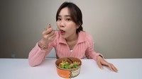 Jessica Jane juga pernah membuat konten makan serba salmon. Saat itu ia tampak menikmati rice bowl dengan lauk salmon panggang. Foto: Instagram @jessicajane99