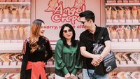 Di Instagram, Jessica Jane sering membagikan momen aktivitas pribadinya. Seperti saat berfoto dengan sang mama dan kakak Jess No Limit. Ketiganya berada di depan toko crepes. Foto: Instagram @jessicajane99