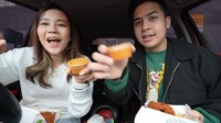 Kedua YouTuber ini langsung membuat konten bersama. Di channel milik Jessica Jane, keduanya membuat konten mukbang McDonalds drive thru. Foto: Instagram @jessicajane99