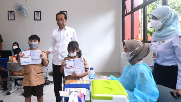Jokowi Tinjau Vaksinasi Anak