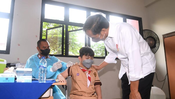 Jokowi Tinjau Vaksinasi Anak