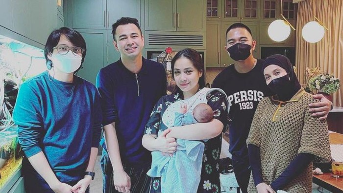 Kaesang dan Nadya Arifta Kaesang rangkul Nadya Arifta.