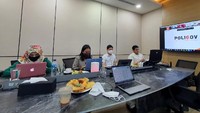 Mayoritas responden juga tetap menginginkan Presiden dan Wapres tetap dipilih langsung oleh rakyat (97%), bukan oleh MPR atau parlemen. Meski mayoritas responden puas dengan kinerja pemerintahan Jokowi-Maruf sebesar 72,5%, namun mayoritas responden 65,4% tidak setuju jika masa jabatan Presiden Jokowi dan Wapres Maruf Amin diperpanjang. Pembatasan masa jabatan presiden maksimal dua periode, tetap menjadi elemen penting dalam bayangan masyarakat agar demokrasi kita kuat.