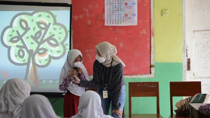 PT Jamkrindo berkolaborasi dengan Pemerintah Daerah Kabupaten Sukabumi melakukan kampanye Perilaku Hidup Bersih dan Sehat (PHBS) di sekolah-sekolah di wilayah Ciletuh Palabuhanratu Unesco Global Geopark (CPUGGp). Kampanye dilakukan secara serentak di 8 sekolah dasar yang tersebar di wilayah CPUGGp, Rabu (15/12/2021). PT Jamkrindo melibatkan para millenialnya untuk terlibat secara langsung dalam aktivitas kampanye. Millennial tersebut terdiri dari Officer Development Program (ODP) dan Peserta Program Magang Bersertifikat (PMMB).
