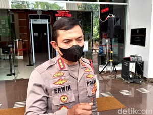 Bolak-balik Sambil Rekam PN Jaktim Saat Sidang Munarman, 2 Pria Diamankan