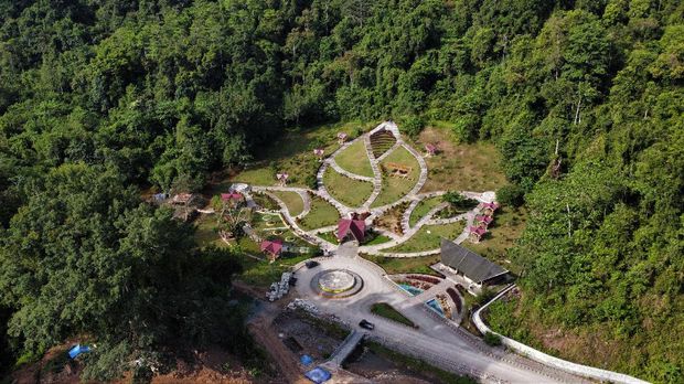 Foto udara area perkemahan di Kebun Raya Kendari, Kendari, Sulawesi Tenggara, Rabu (15/12/2021). Kementerian Pekerjaan Umum dan Perumahan Rakyat (PUPR) dan Pemerinta Kota Kendari menyelesaikan penataan kawasan Kebun Raya Kendari seluas 96 Hektare dengan fasilitas lengkap dan memiliki fungsi konservasi tumbuhan, penelitian dan layak menjadi tujuan wisata edukasi dengan 140 jenis bunga anggrek. ANTARA FOTO/Jojon/rwa.