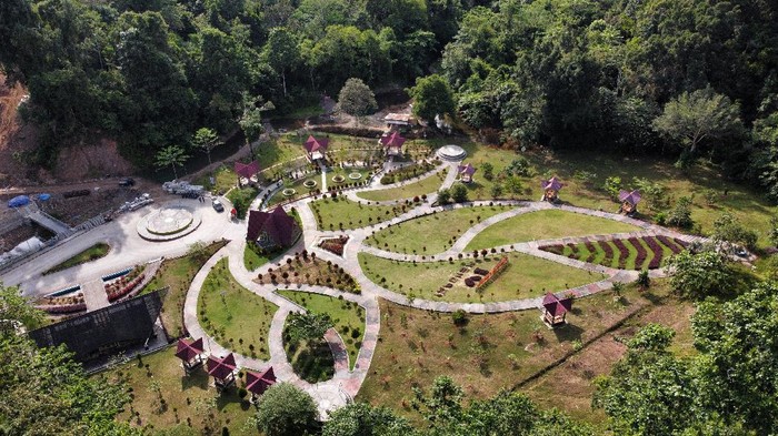 Foto udara area perkemahan di Kebun Raya Kendari, Kendari, Sulawesi Tenggara, Rabu (15/12/2021). Kementerian Pekerjaan Umum dan Perumahan Rakyat (PUPR) dan Pemerinta Kota Kendari menyelesaikan penataan kawasan Kebun Raya Kendari seluas 96 Hektare dengan fasilitas lengkap dan memiliki fungsi konservasi tumbuhan, penelitian dan layak menjadi tujuan wisata edukasi dengan 140 jenis bunga anggrek. ANTARA FOTO/Jojon/rwa.