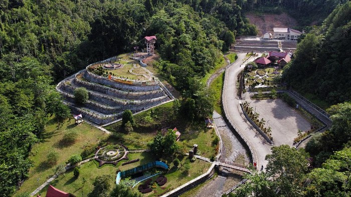 Foto udara area perkemahan di Kebun Raya Kendari, Kendari, Sulawesi Tenggara, Rabu (15/12/2021). Kementerian Pekerjaan Umum dan Perumahan Rakyat (PUPR) dan Pemerinta Kota Kendari menyelesaikan penataan kawasan Kebun Raya Kendari seluas 96 Hektare dengan fasilitas lengkap dan memiliki fungsi konservasi tumbuhan, penelitian dan layak menjadi tujuan wisata edukasi dengan 140 jenis bunga anggrek. ANTARA FOTO/Jojon/rwa.