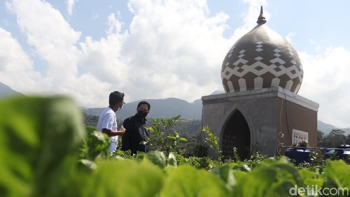 Kebun Sayur di Atap Masjid Bandung