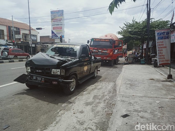 Kecelakaan karambol 4 mobil di Simpang Karang, Klaten, Rabu (15/12/2021).