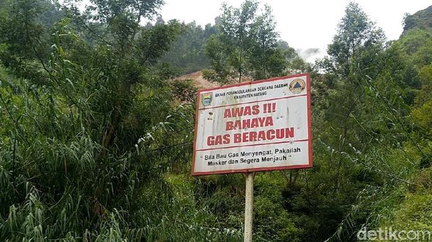 Kepulan asap putih mencuat dari area kawah Gunung Sipandu Batang