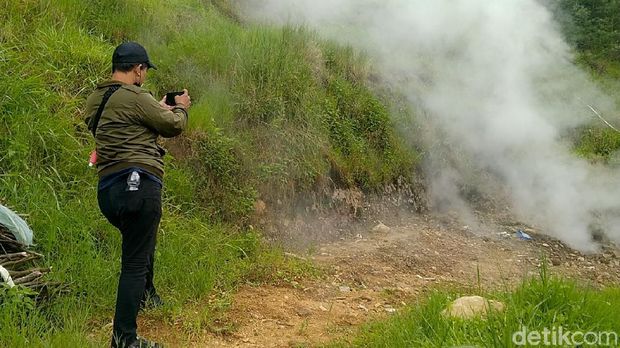 Kepulan asap putih mencuat dari area kawah Gunung Sipandu Batang