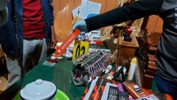 Kemudian saat polisi menggeledah kantor tersebut, ditemukan bekas sedotan dan bungkus yang diduga tempat untuk menyimpan sabu. Barang bukti itu kini diteliti di laburatorium.