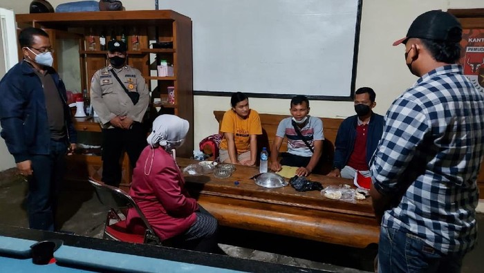Ketua Pemuda Pancasila (PP) Kabupaten Blora, Jawa Tengah, Munaji, dibekuk polisi terkait kasus penipuan, penggelapan dan narkoba, Rabu, (15/12/2021).