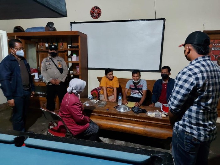 Ketua Pemuda Pancasila (PP) Kabupaten Blora, Jawa Tengah, Munaji, dibekuk polisi terkait kasus penipuan, penggelapan dan narkoba, Rabu, (15/12/2021).