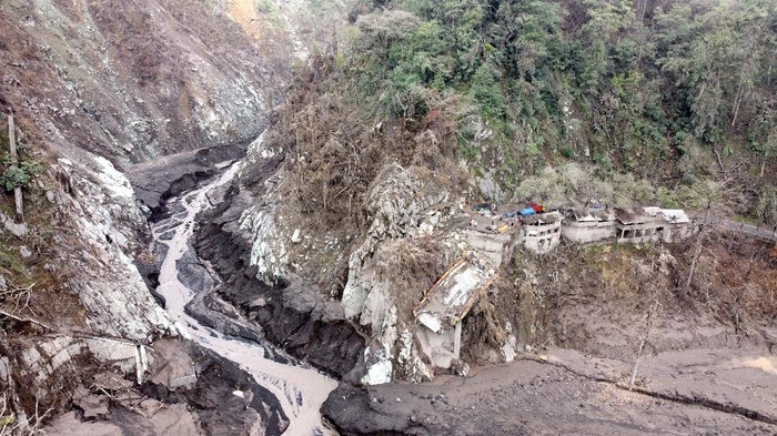 Foto udara kondisi jembatan Besuk Koboan (Gladak Perak) yang terputus akibat tersapu lahar hujan Gunung Semeru di Kamar Kajang, Candipuro, Lumajang, Jawa Timur, Rabu (15/12/2021). Terputusnya jembatan itu membuat akses jalan dari Lumajang ke Malang atau sebaliknya di alihkan melalui Probolinggo. ANTARA FOTO/Budi Candra Setya/rwa.