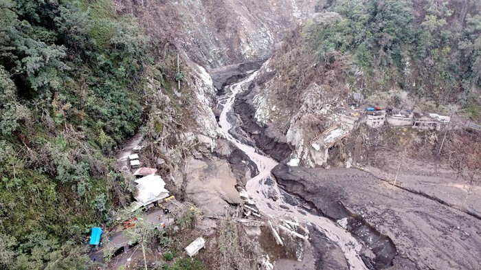 Kondisi Jembatan Gladak Perak yang Putus Tersapu Lahar Semeru Foto udara kondisi jembatan Besuk Koboan (Gladak Perak) yang terputus akibat tersapu lahar hujan Gunung Semeru di Kamar Kajang, Candipuro, Lumajang, Jawa Timur, Rabu (15/12/2021). Terputusnya jembatan itu membuat akses jalan dari Lumajang ke Malang atau sebaliknya di alihkan melalui Probolinggo. ANTARA FOTO/Budi Candra Setya/rwa.