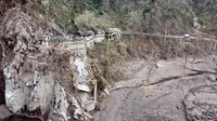 Kondisi jembatan nampak hancur dan tertutup material letusan Gunung Semeru.
