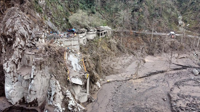Foto udara kondisi jembatan Besuk Koboan (Gladak Perak) yang terputus akibat tersapu lahar hujan Gunung Semeru di Kamar Kajang, Candipuro, Lumajang, Jawa Timur, Rabu (15/12/2021). Terputusnya jembatan itu membuat akses jalan dari Lumajang ke Malang atau sebaliknya di alihkan melalui Probolinggo. ANTARA FOTO/Budi Candra Setya/rwa.